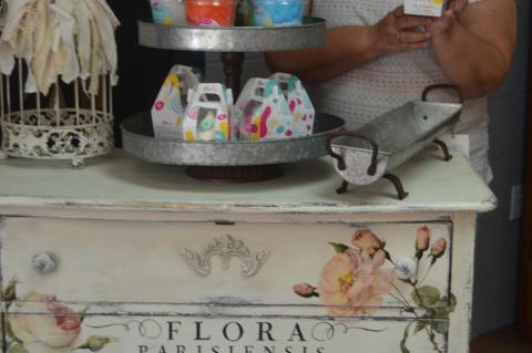 Shell’s Vintage Charm hosts grand opening and ribbon cutting