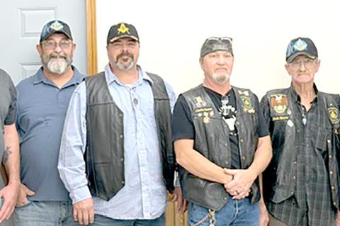 MASONIC LODGE 211 MEMBERS AT THE BANKS FRAZIER FUND RAISER — Ronny Lambert, member; David Blackmon, Senior Warden; Eddie Luellen, Junior Warden; Chris Horn, Lodge 211 Master; Bob Horn, Warden; Russ Waller, Secretary, from left. (Inset: Banks Frazier) A 